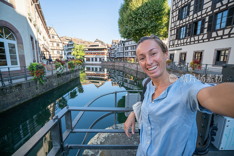 年轻女子在La petite France，斯特拉斯堡，阿尔萨斯，法国自拍